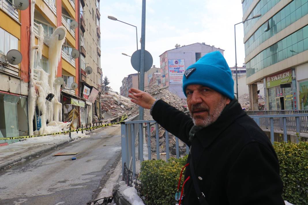 Hasarlı binayı görenler cep telefonlarına sarıldı! Hayrete düşüren manzaranın nedeni daha sonra anlaşıldı 3